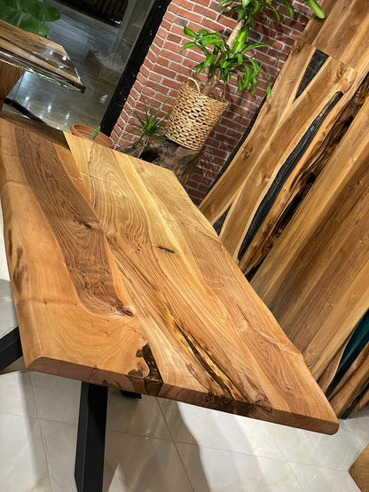 Walnut Table Btc 1027